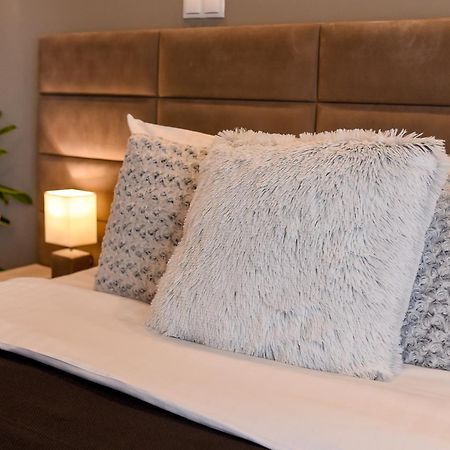 Chic Accommodation With Breathtaking Views Over Calea Victoriei - Your Central Heaven 布加勒斯特 外观 照片